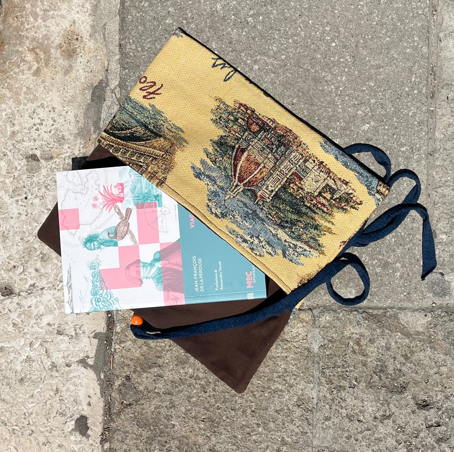 Abbraccia-libro di stoffa